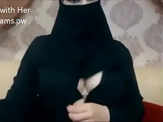 Indian Muslim girl in hijab accept chatting on webcam
